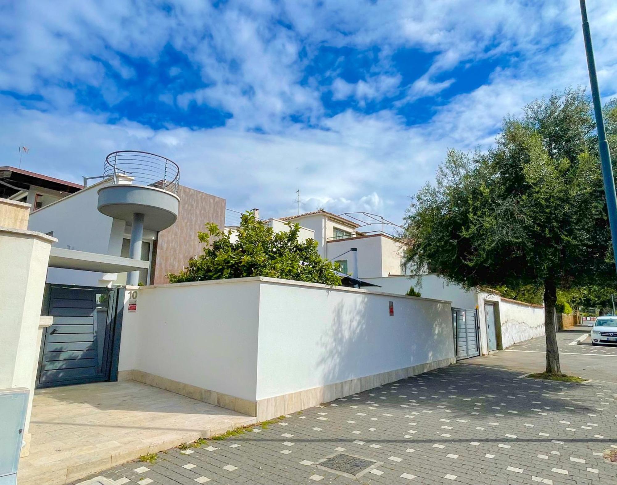 The Shabby House - Charming Seaside Retreat In Central Anzio, Steps From Beach And Train Station المظهر الخارجي الصورة