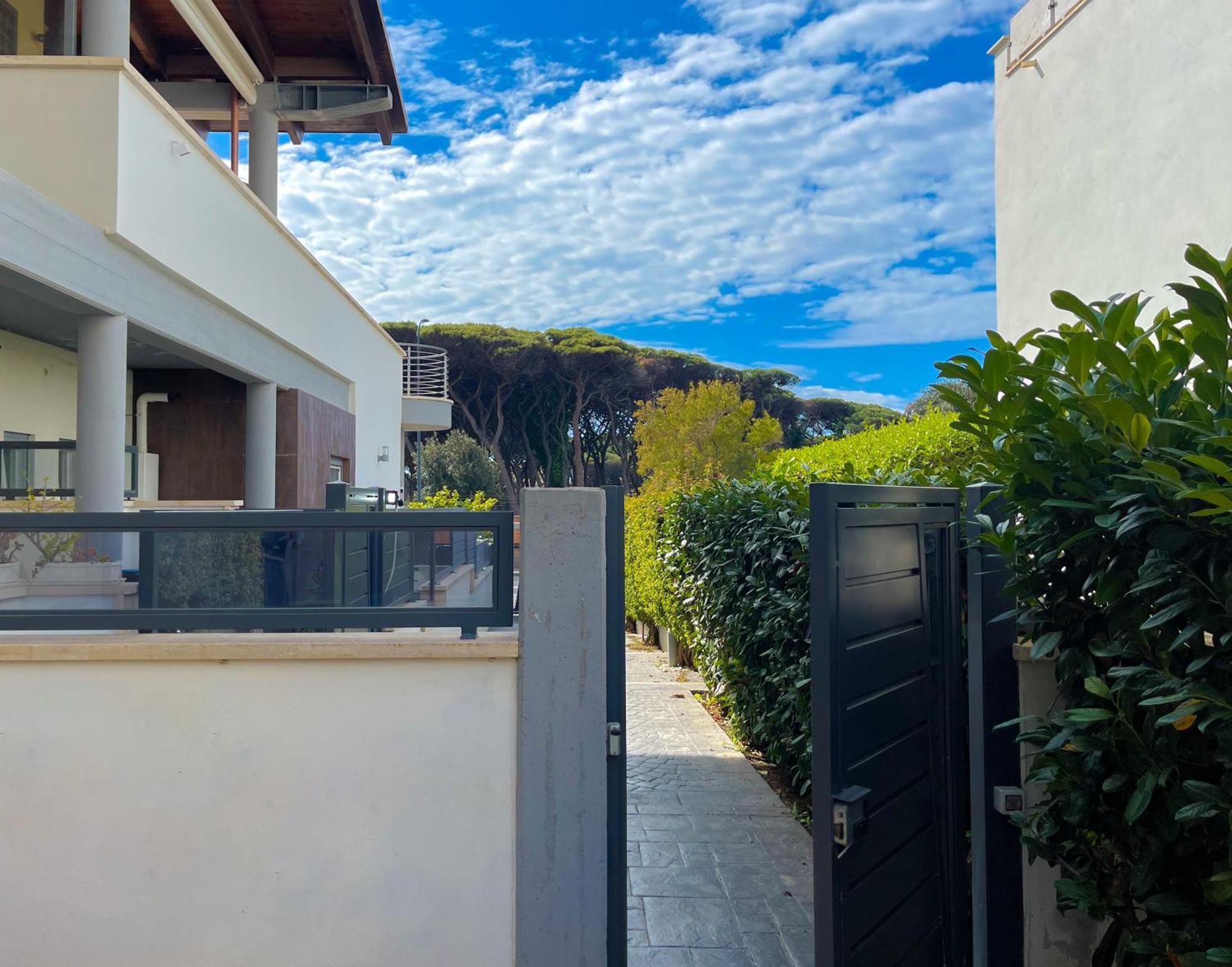 The Shabby House - Charming Seaside Retreat In Central Anzio, Steps From Beach And Train Station المظهر الخارجي الصورة