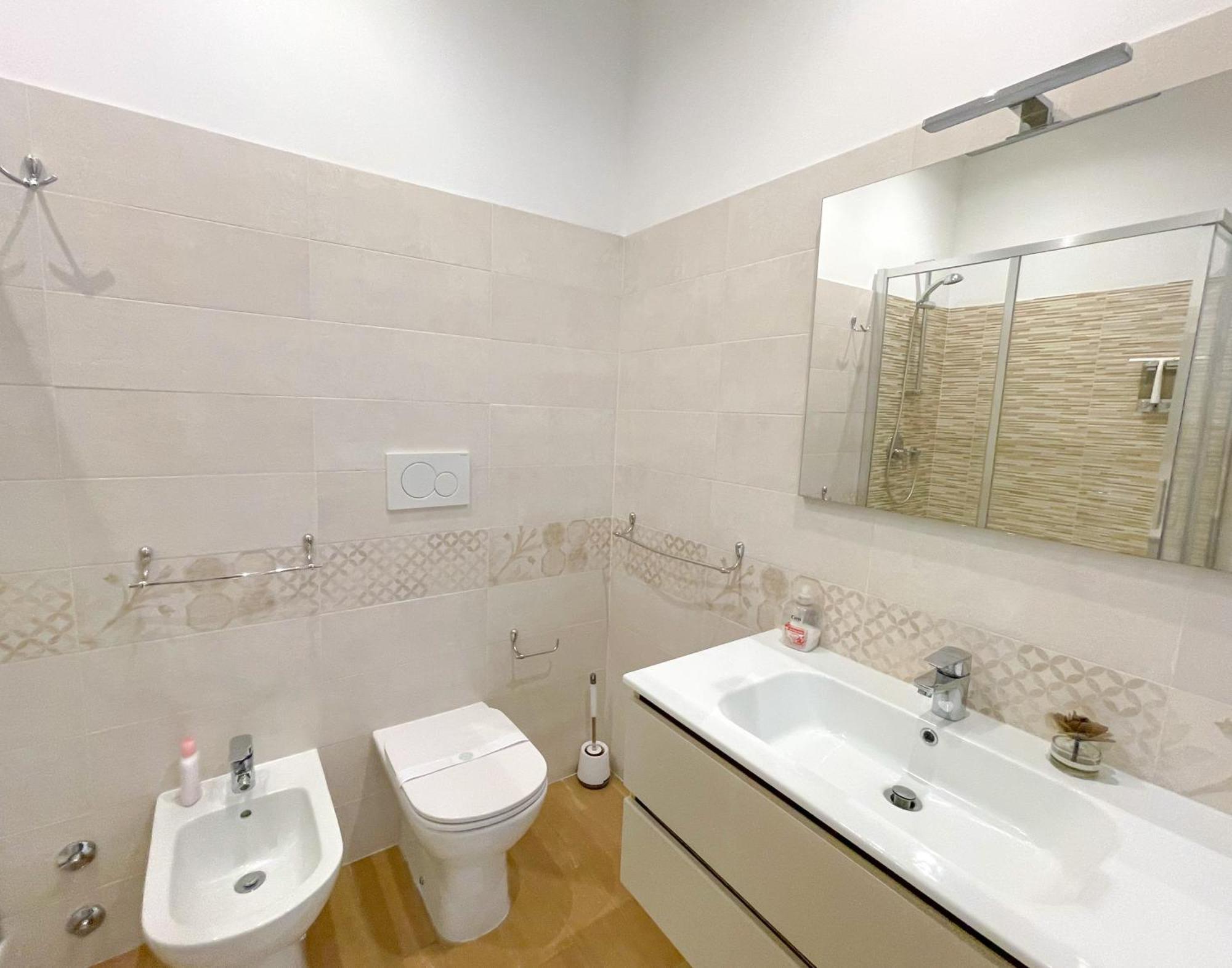 The Shabby House - Charming Seaside Retreat In Central Anzio, Steps From Beach And Train Station المظهر الخارجي الصورة