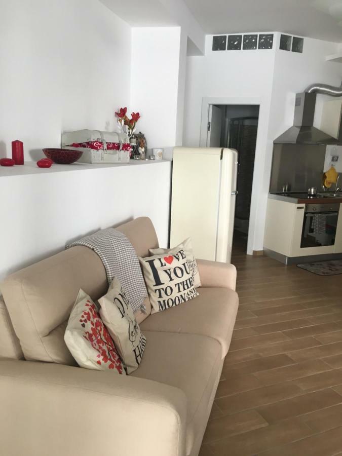 The Shabby House - Charming Seaside Retreat In Central Anzio, Steps From Beach And Train Station المظهر الخارجي الصورة