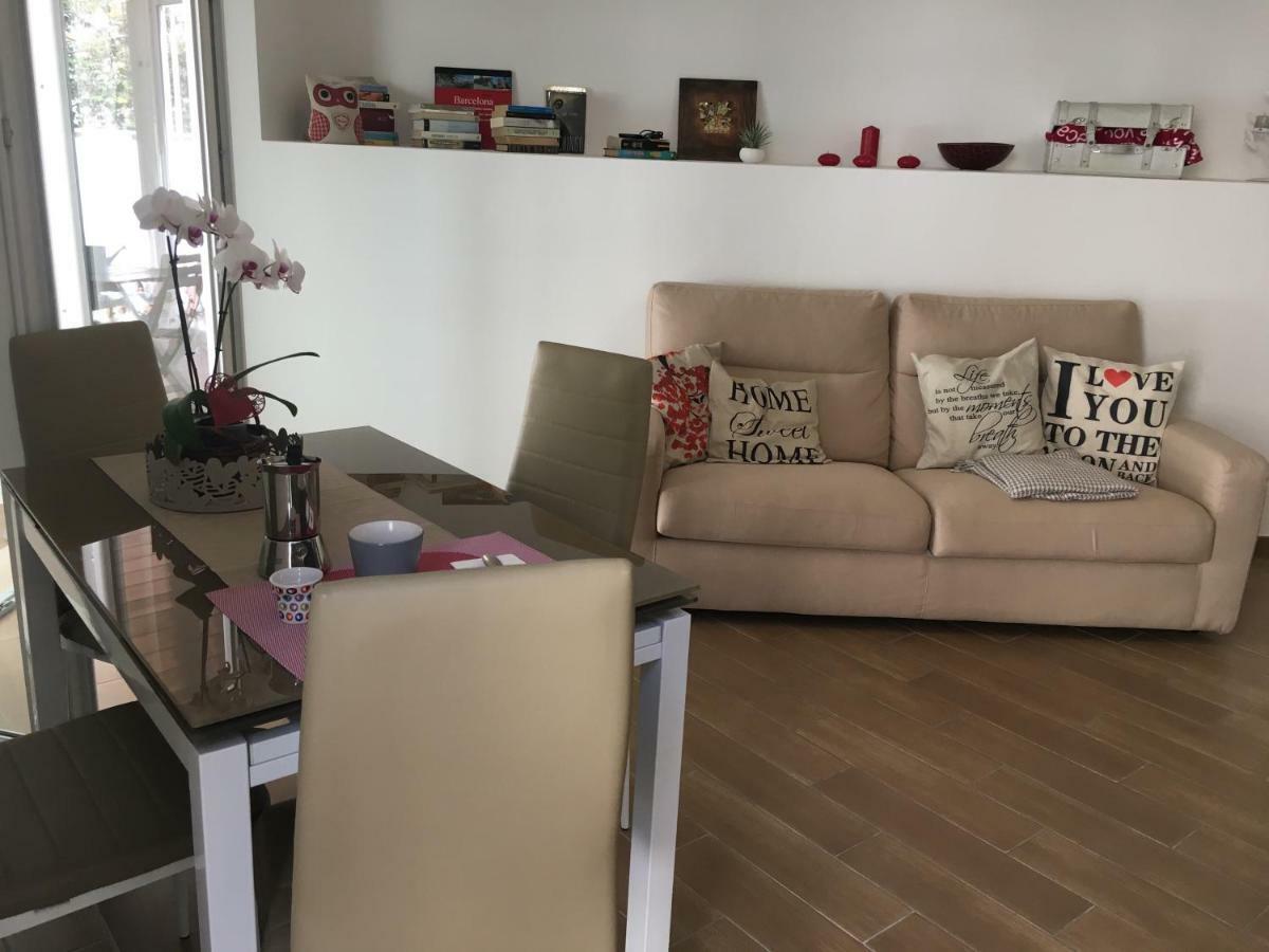 The Shabby House - Charming Seaside Retreat In Central Anzio, Steps From Beach And Train Station المظهر الخارجي الصورة